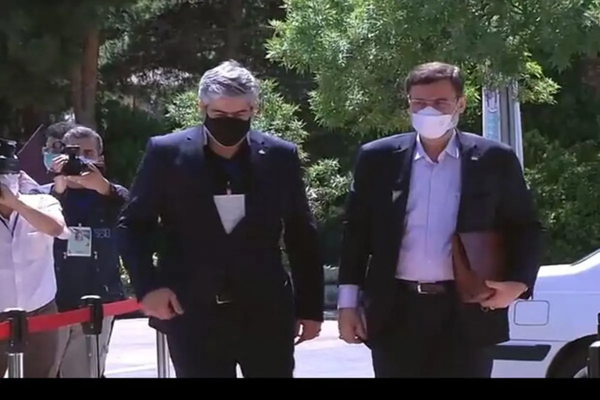 قاضی زاده هاشمی وارد ساختمان جام جم شد