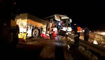 ۲۹ مصدوم و یک فوتی در اثر تصادف اتوبوس و کامیون در جاده سرچم