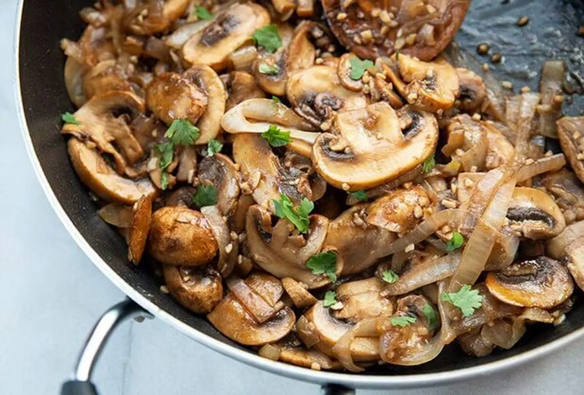 طرز تهیه قارچ سرخ شده همراه با پیاز کاراملی