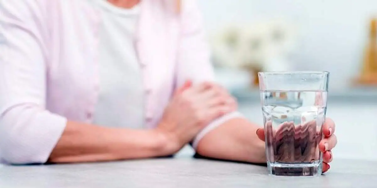 ۱۰ اخطاری که به شما می‌گوید باید بیشتر آب بنوشید