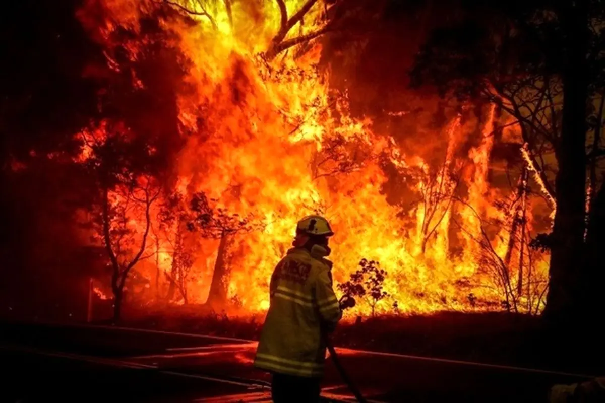 تصاویر آتش سوزی گسترده در یک کارخانه ایالت ایلینوی آمریکا+فیلم