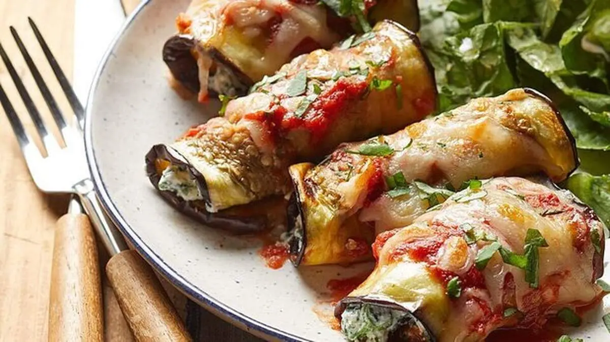 طرز تهیه رول بادمجان با گوشت و پنیر + فیلم