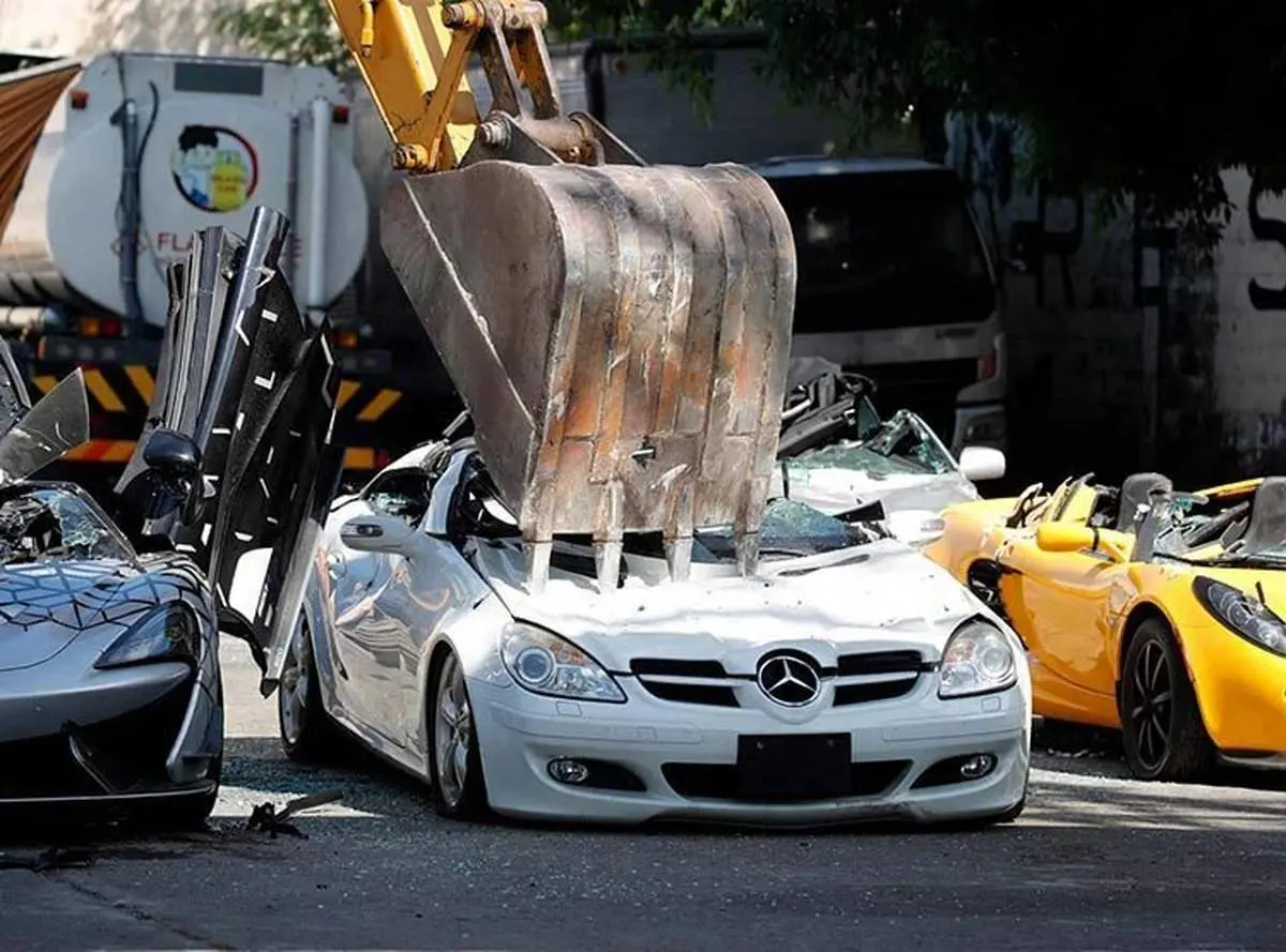 اوراق کردن مرسدس بنز قاچاق با چنگک‌ بیل مکانیکی