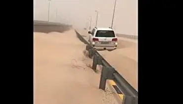 گرفتار شدن لندکروز ۲۰۲۱ در طوفان شن کویت+ فیلم