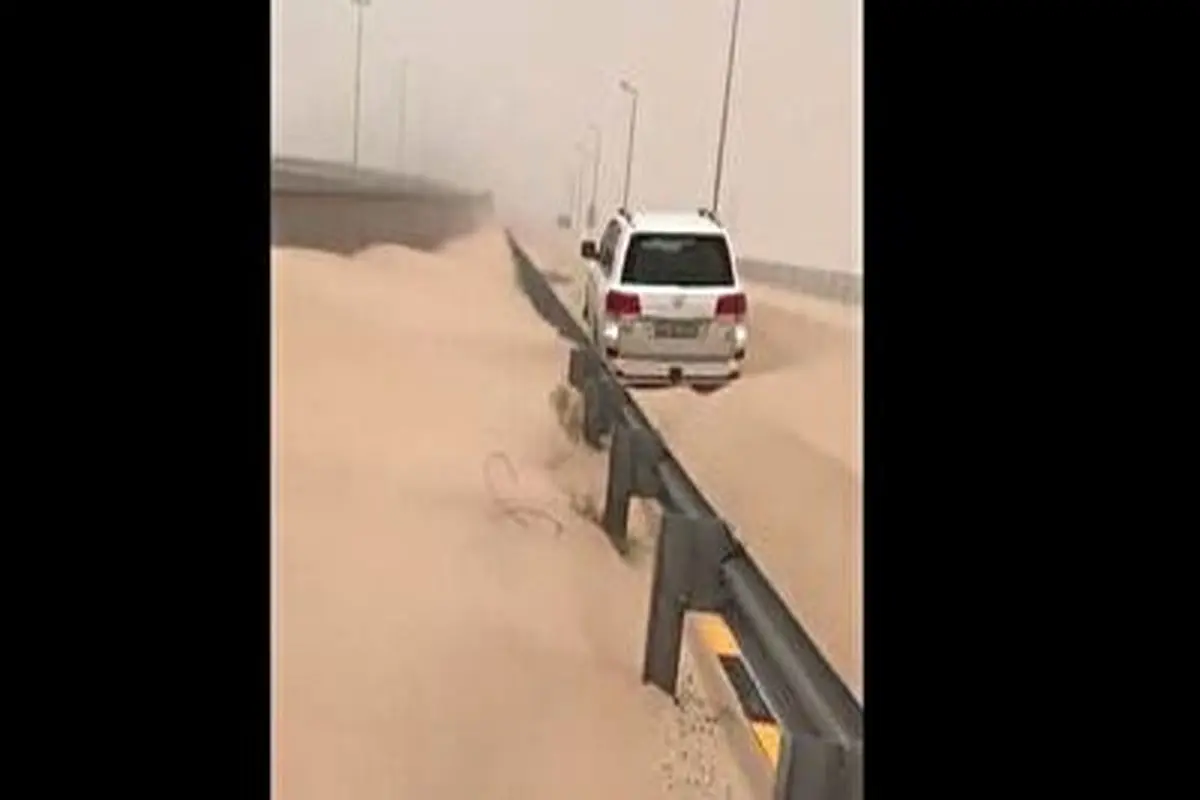 گرفتار شدن لندکروز ۲۰۲۱ در طوفان شن کویت+ فیلم