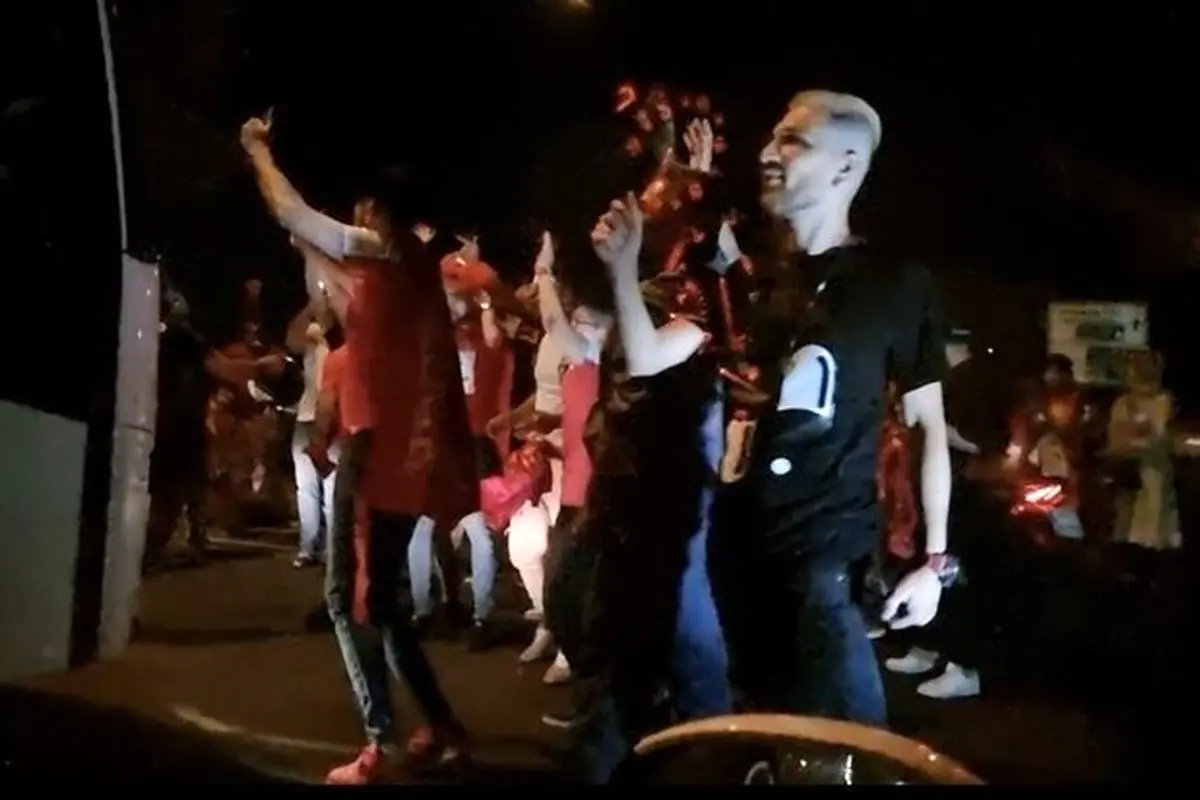 جشن قهرمانی هواداران پرسپولیس مقابل اتوبوس تیم + فیلم