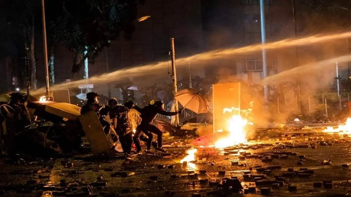 آتش سوزی در بندر هنگ کنگ/ ۱۶ قایق طعمه حریق شدند