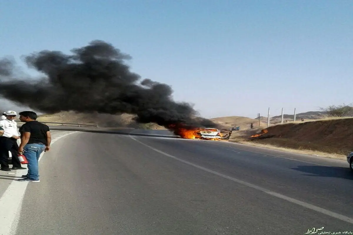 تصاویر وحشتناک از آتش گرفتن یک خودرو در اهواز بر اثر گرمای هوا + فیلم