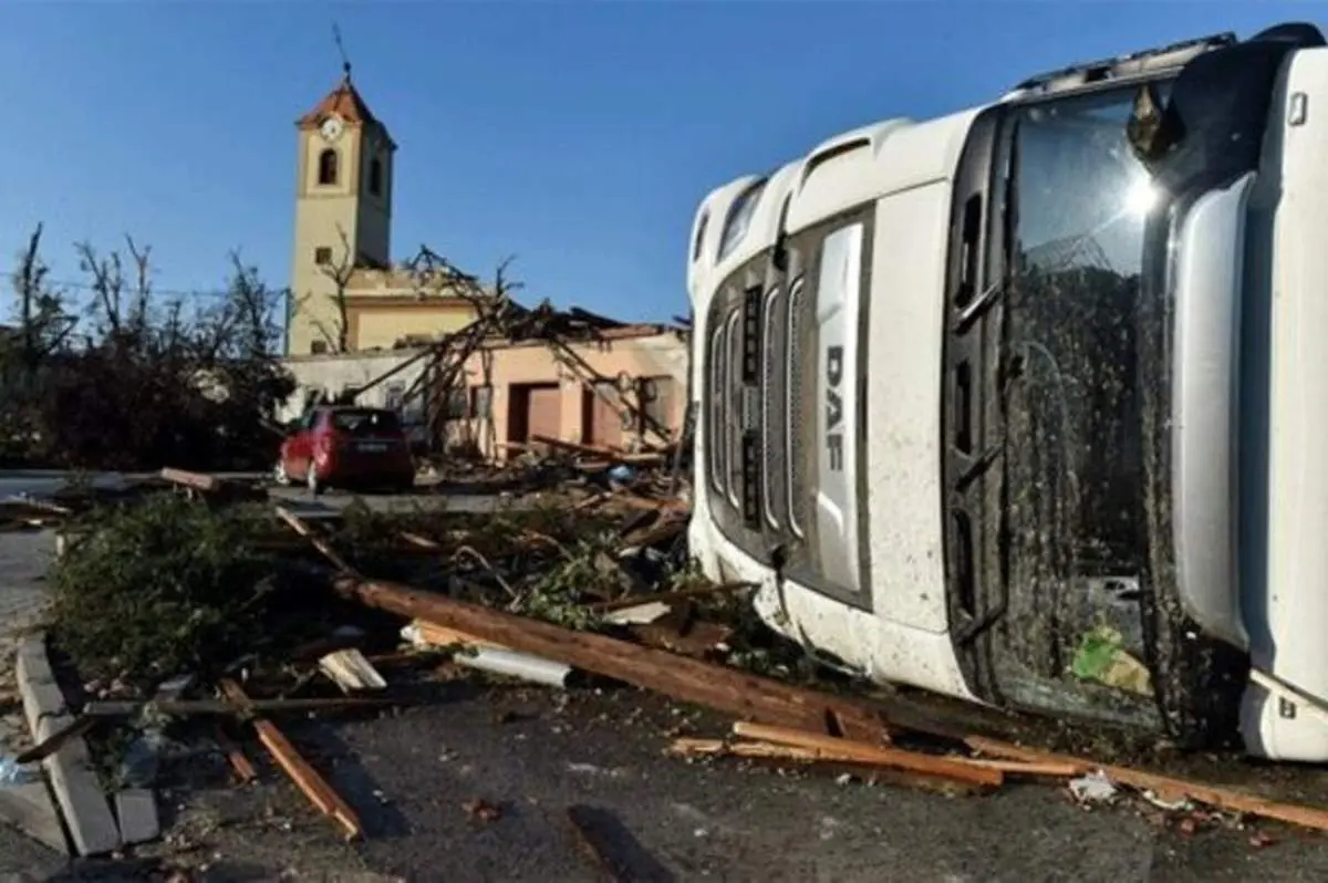 تصاویر باورنکردنی از طوفان شدید در شرق لندن + فیلم