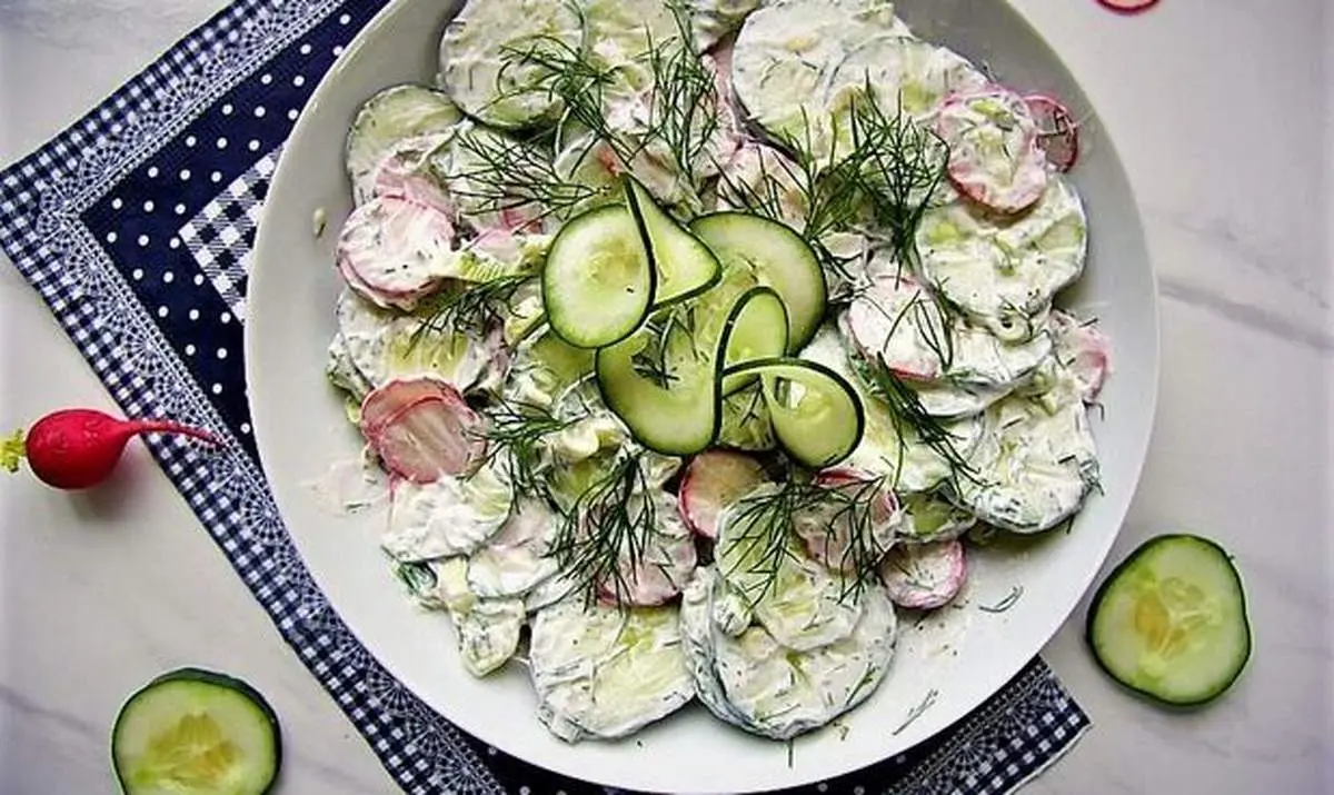 طرز تهیه سالاد خیار با سس خامه و پیازچه