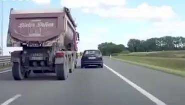 سوخت‌گیری خطرناک و عجیب یک کامیون در جاده + فیلم