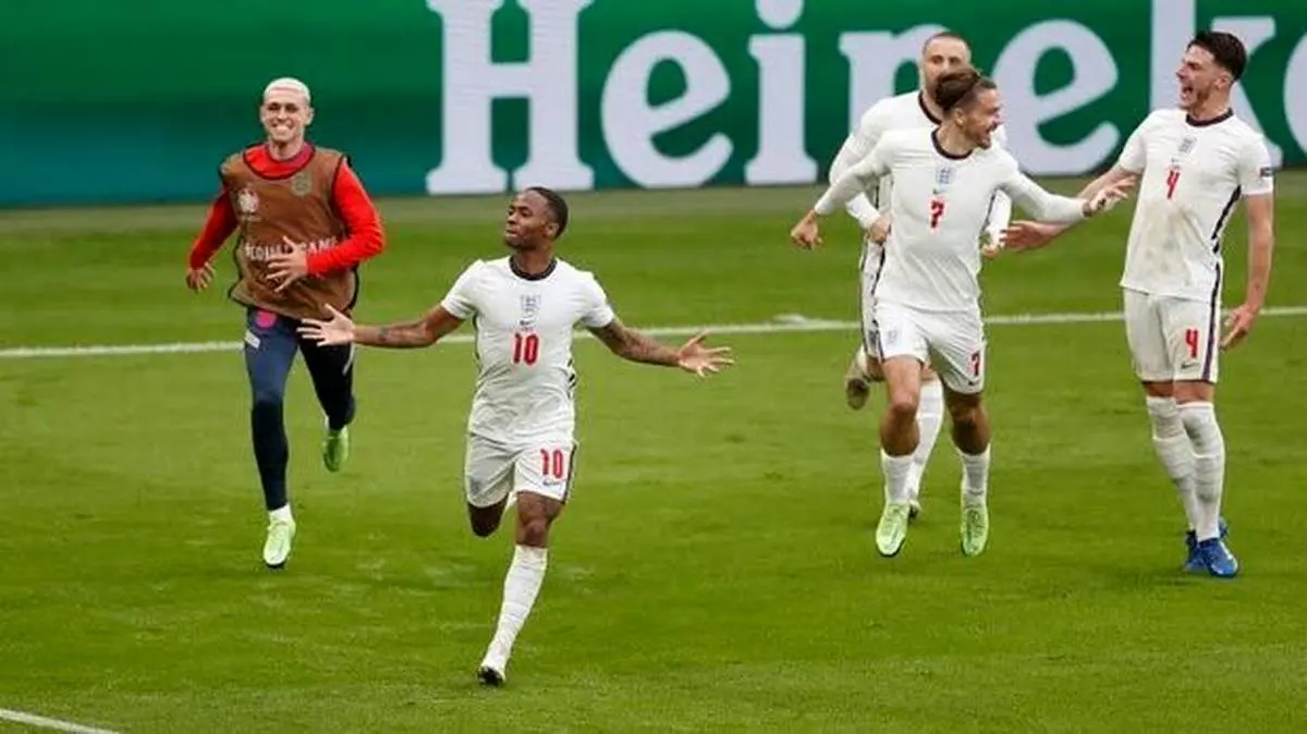 واکنش عادل فردوسی پور هنگام گل انگلیس به آلمان + فیلم