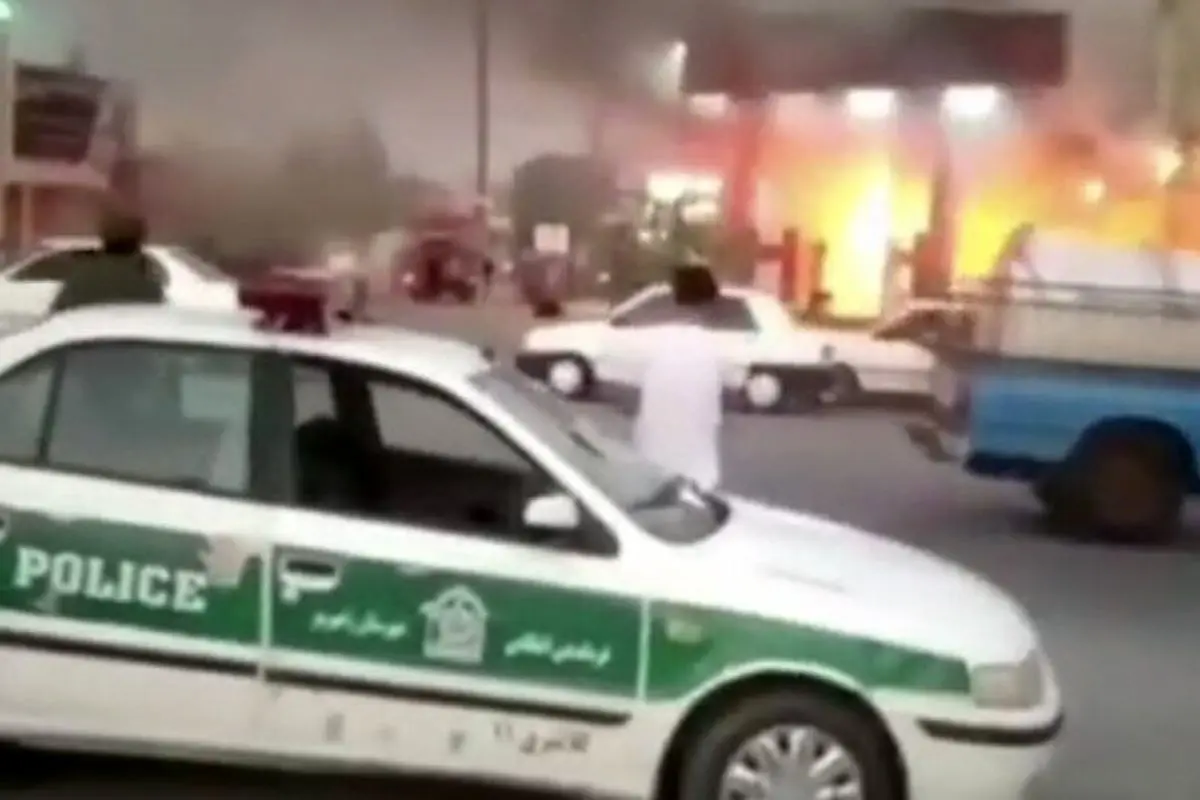 آتش‌سوزی ترسناک در جایگاه سوخت بر اثر بی‌احتیاطی موتورسیکلت + فیلم