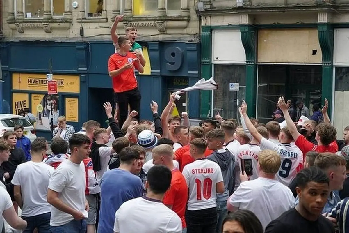 جشن هواداران انگلیس پس از پیروزی مقابل آلمان + فیلم