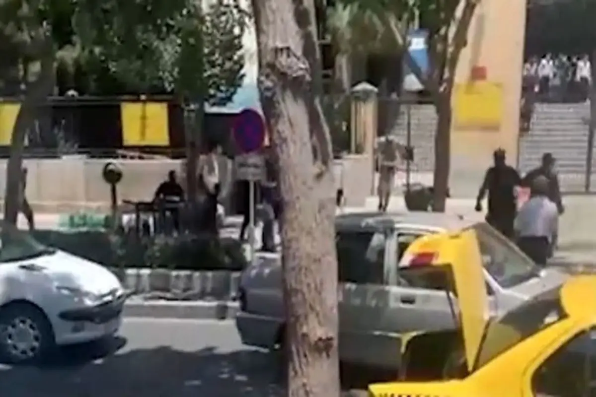 خودسوزی مدیر دبیرستانی در اصفهان مقابل ساختمان دادگستری