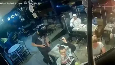 خونسردی عجیب مشتری حین سرقت مسلحانه در رستوران! + فیلم