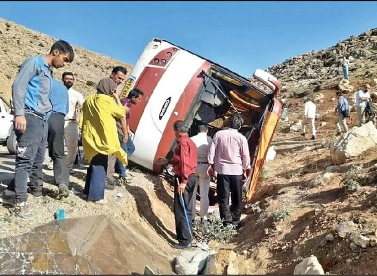 ناگفته‌های یکی از مسافران اتوبوس خبرنگاران: مسئولان با ماشین شاسی‌بلند جلوتر از اتوبوس در حرکت بودند| از سرعت کم اتوبوس گلایه داشتند