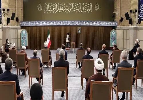 لحظه انداختن رای رهبر انقلاب به صندوق+فیلم