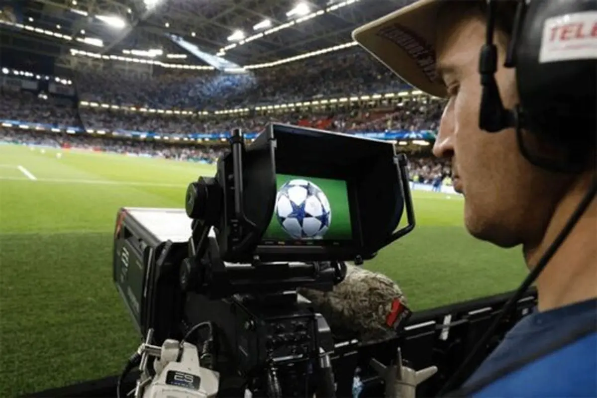تماشای متفاوت مسابقه فوتبال از چشم فیلم‌بردار در کنار زمین + فیلم