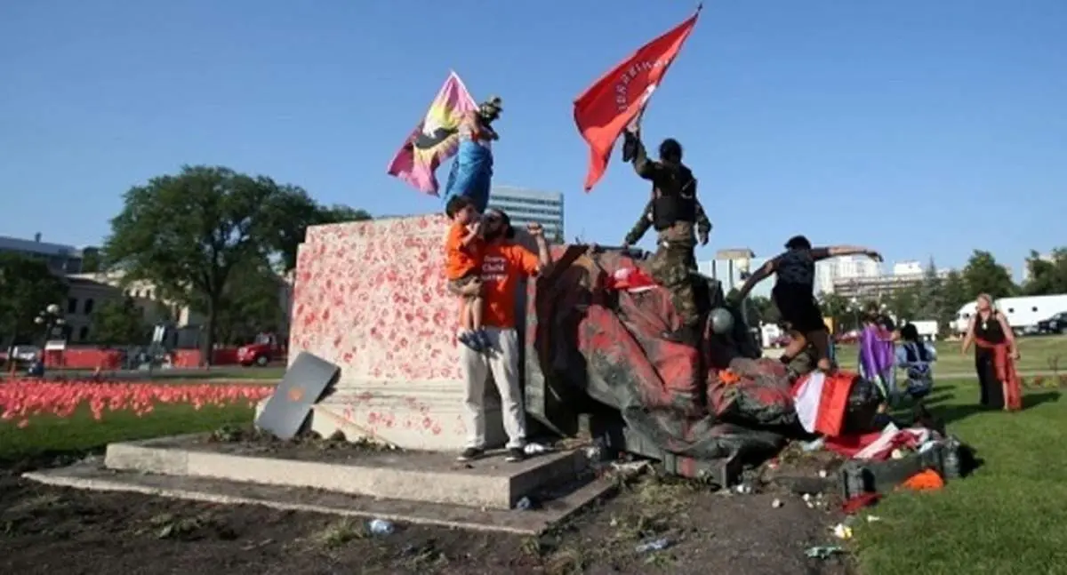 تخریب مجسمه‌های ملکه‌های انگلیس در کانادا + تصاویر