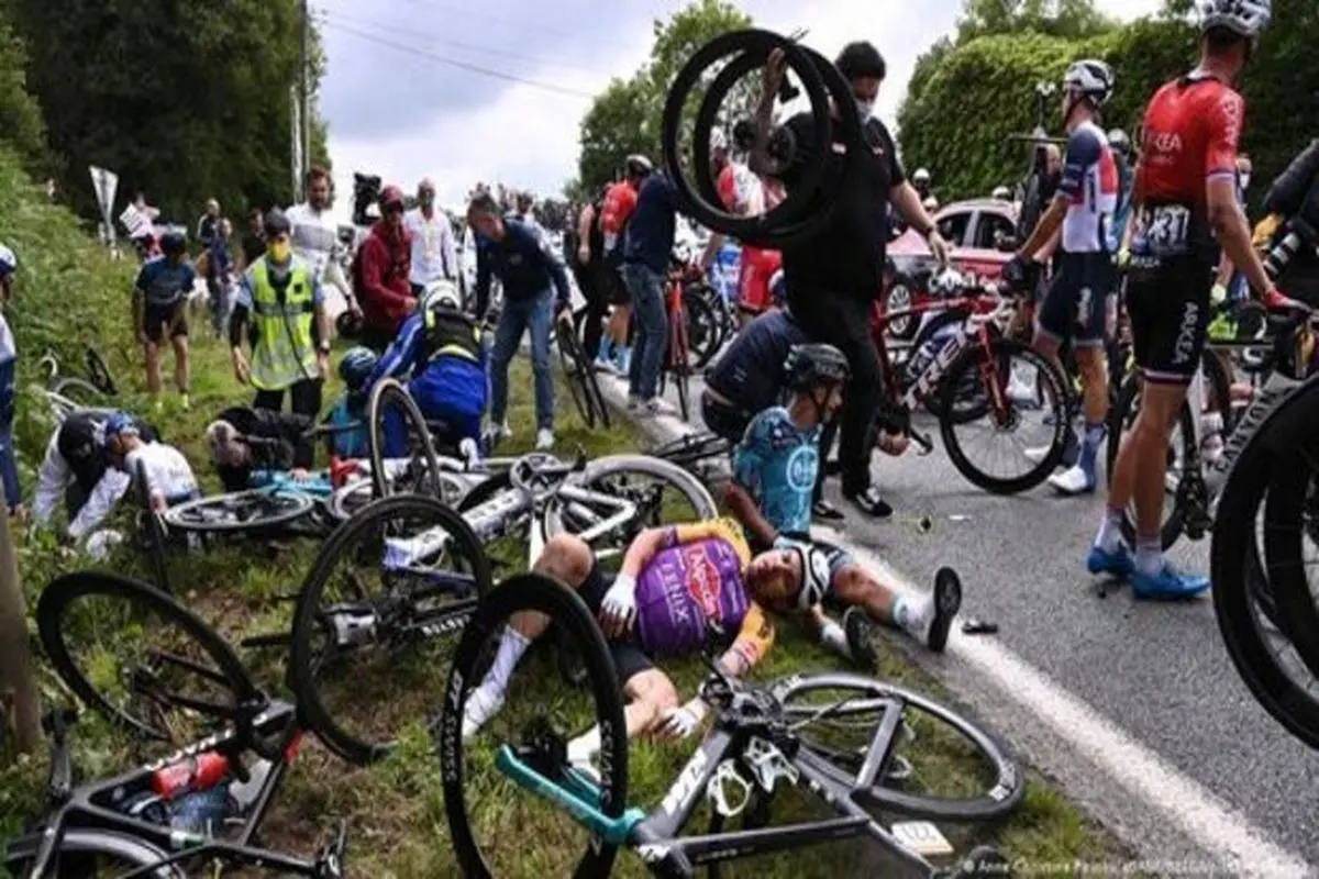 نجات لحظه‌آخری یک کودک از تصادف دوچرخه‌ها در «تور دو فرانس» + فیلم