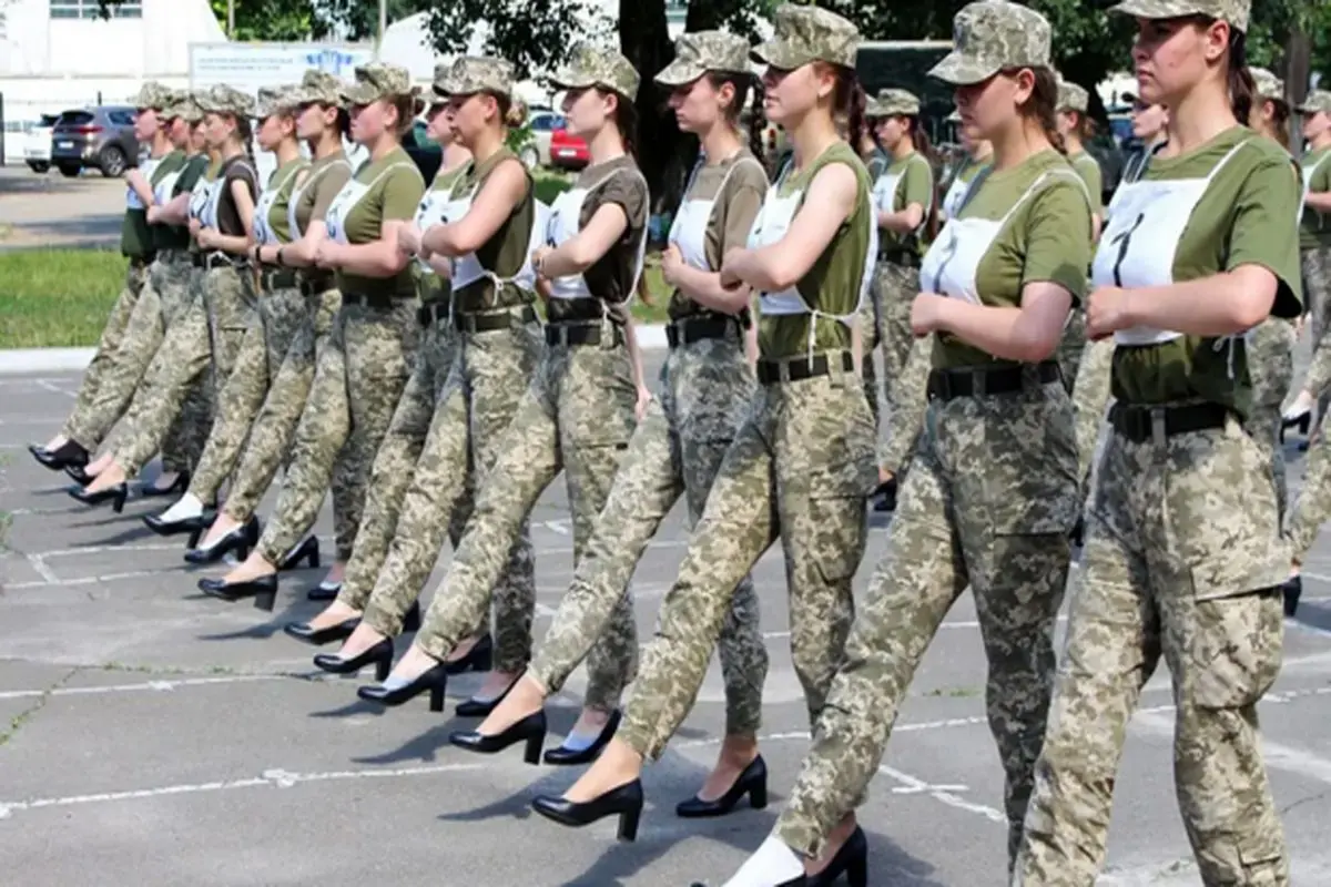 جنجال رژه زنان ارتش اوکراین با کفش پاشنه بلند+عکس