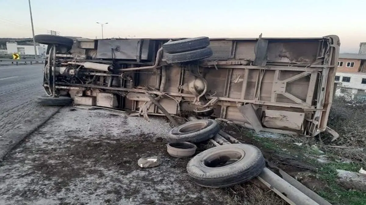 تصادف عجیب تریلی با دو خودرو پشت چراغ قرمز در اصفهان!+ فیلم