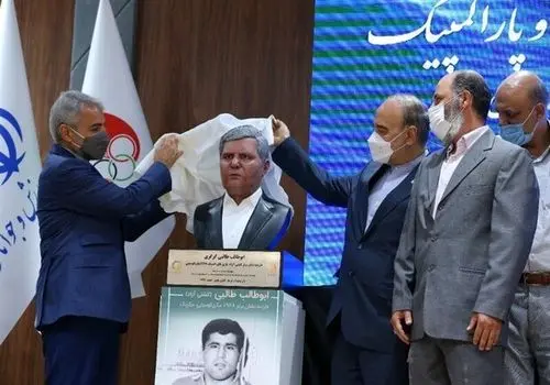 رونمایی از تندیس شهید آیت‌الله رئیسی در اردبیل +فیلم