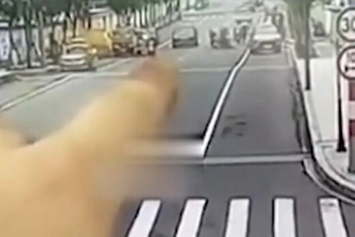 لحظه وحشتناک له شدن یک ماشین زیر سازه فلزی وسط خیابان! + فیلم