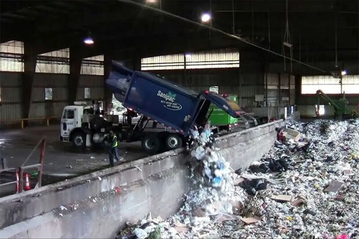 لحظه وحشتناک سقوط کامیون حمل زباله به داخل محل تخلیه + فیلم
