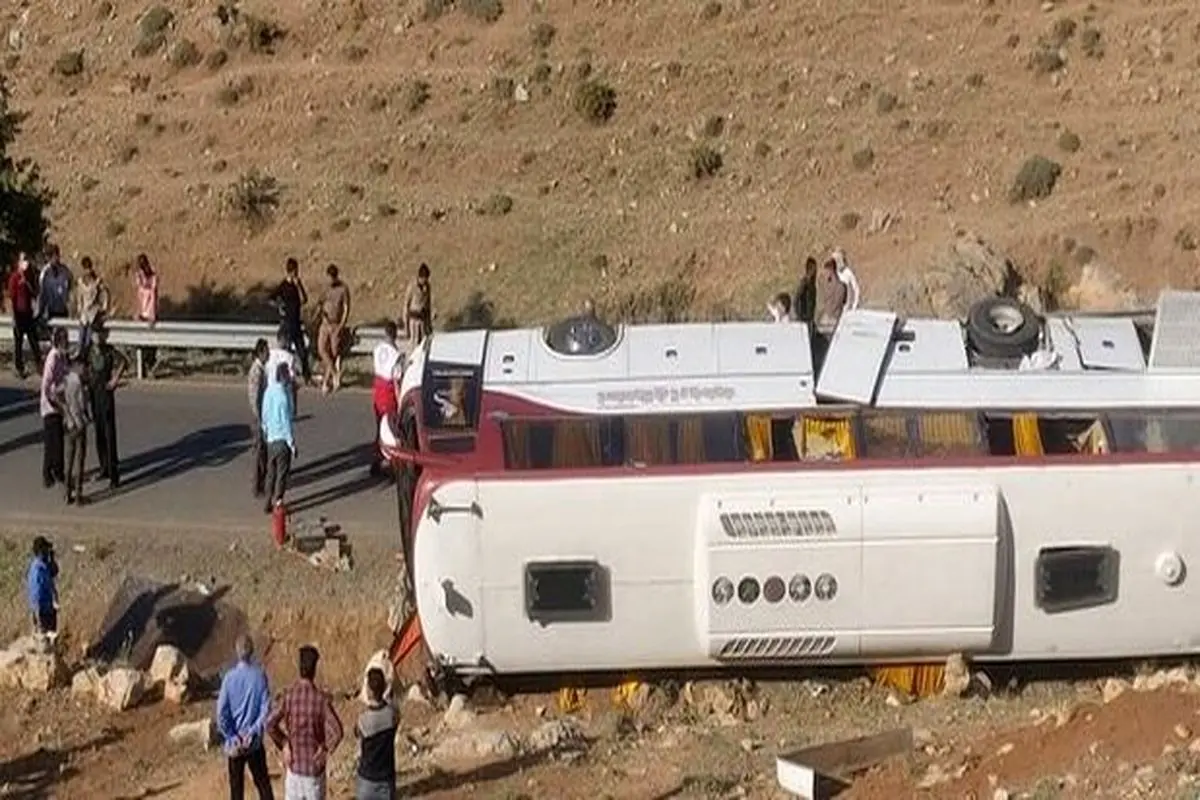 اولین فیلم از حال و روز خبرنگاران حادثه در واژگونی اتوبوس