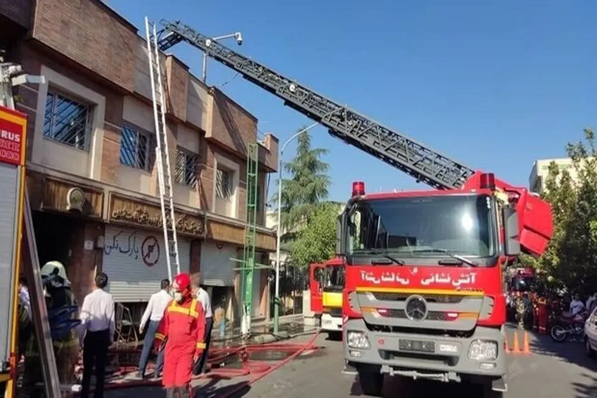 آتش‌سوزی یک ساختمان قدیمی در خیابان سعدی تهران