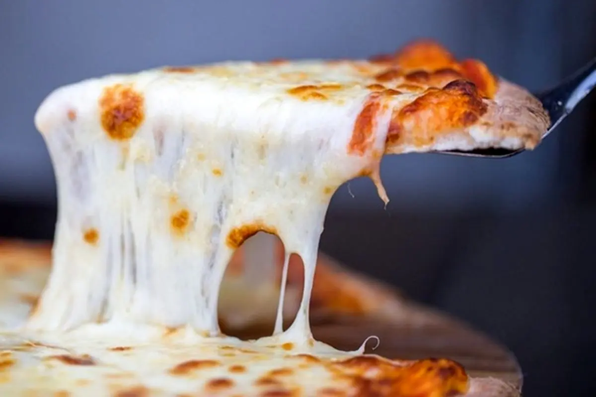 طرز تهیه پنیر پیتزا در خانه + نکته مهم برای کشدار شدن پنیر