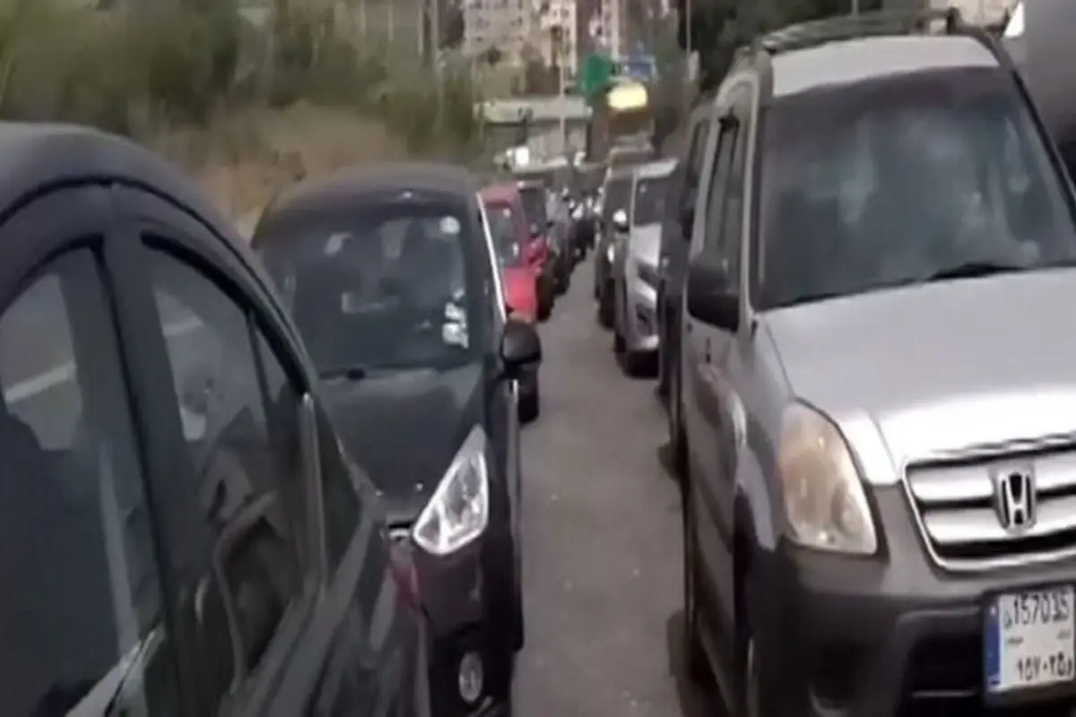 صفهای طولانی مقابل پمپ بنزینها در لبنان+عکس