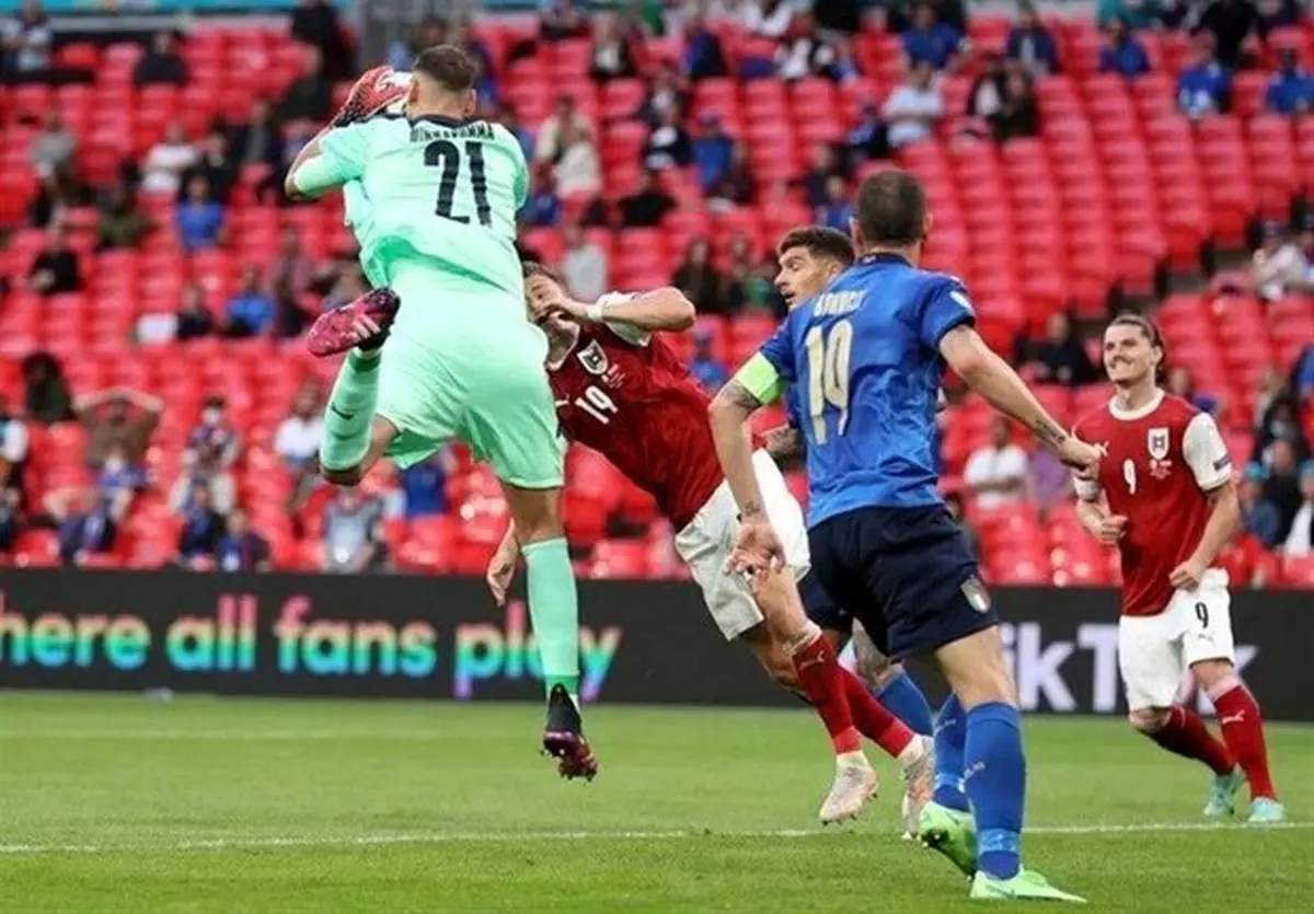 شب لاجوردی ومبلی از دریچه دوربین