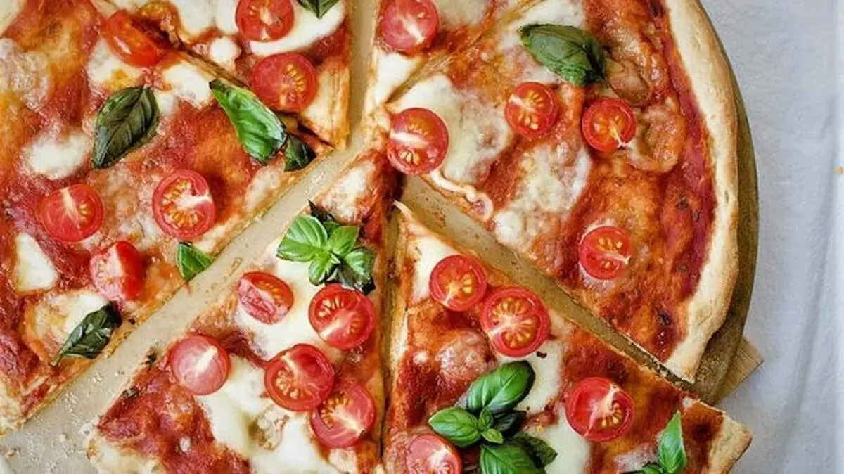 طرز تهیه پیتزا گوجه فرنگی خوشمزه و خاص