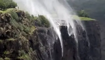 شگفت‌ انگیزترین آبشار جهان؛ وقتی آب سربالا می‌رود! + فیلم