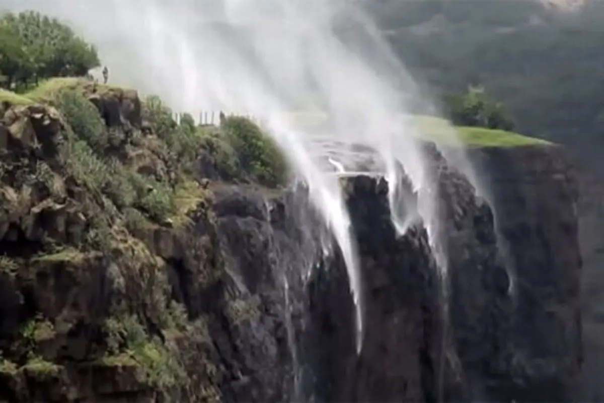 شگفت‌ انگیزترین آبشار جهان؛ وقتی آب سربالا می‌رود! + فیلم