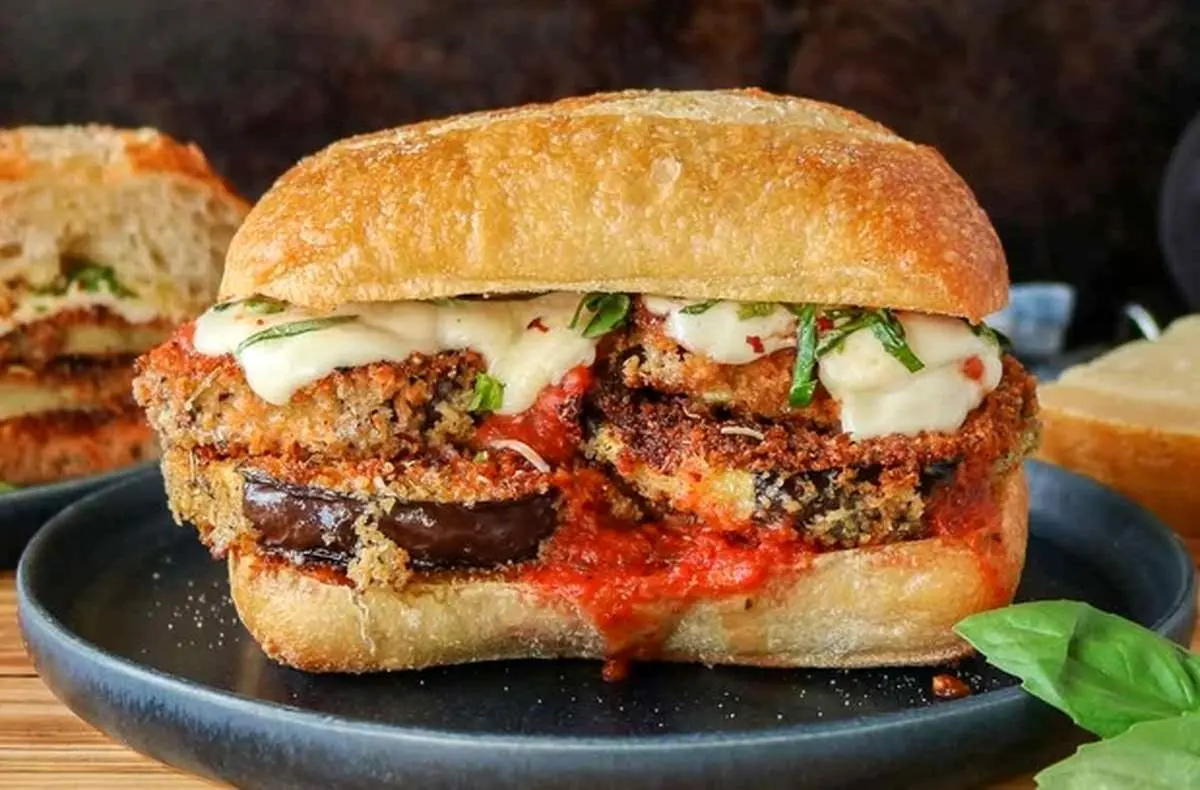 طرز تهیه ساندویچ بادمجان و پنیر با ژامبون