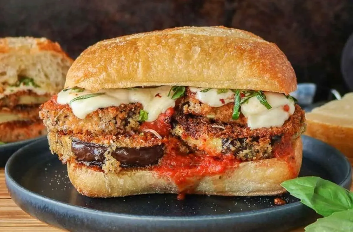 طرز تهیه ساندویچ بادمجان و پنیر با ژامبون