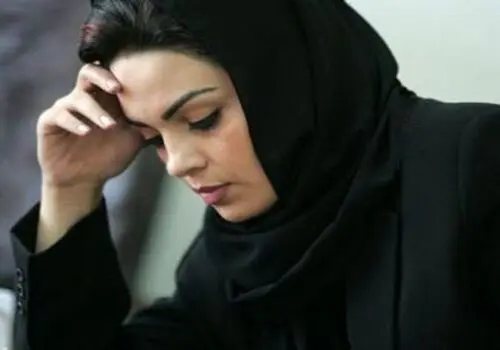 «سارا خوئینی‌ها» با سبیل و کلاه در کنار «امیرحسین رستمی»
