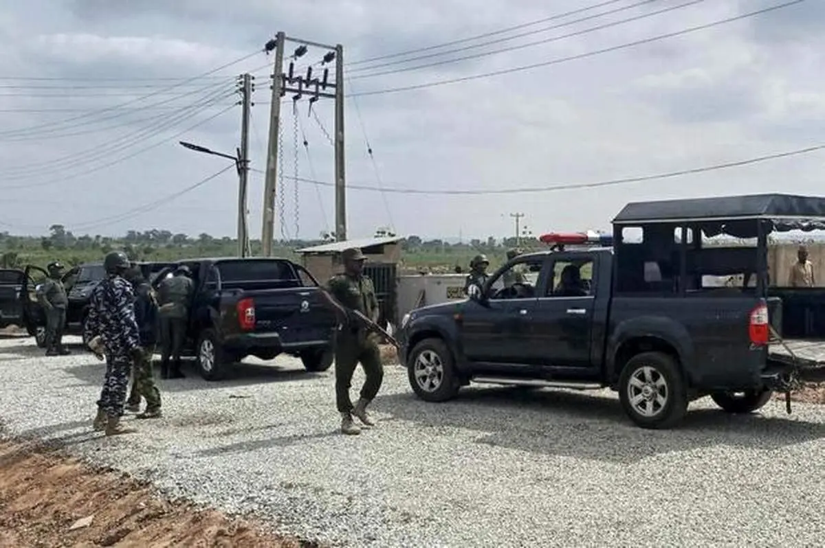 مردان مسلح ۱۴۰ دختر دبیرستانی را در نیجریه ربودند