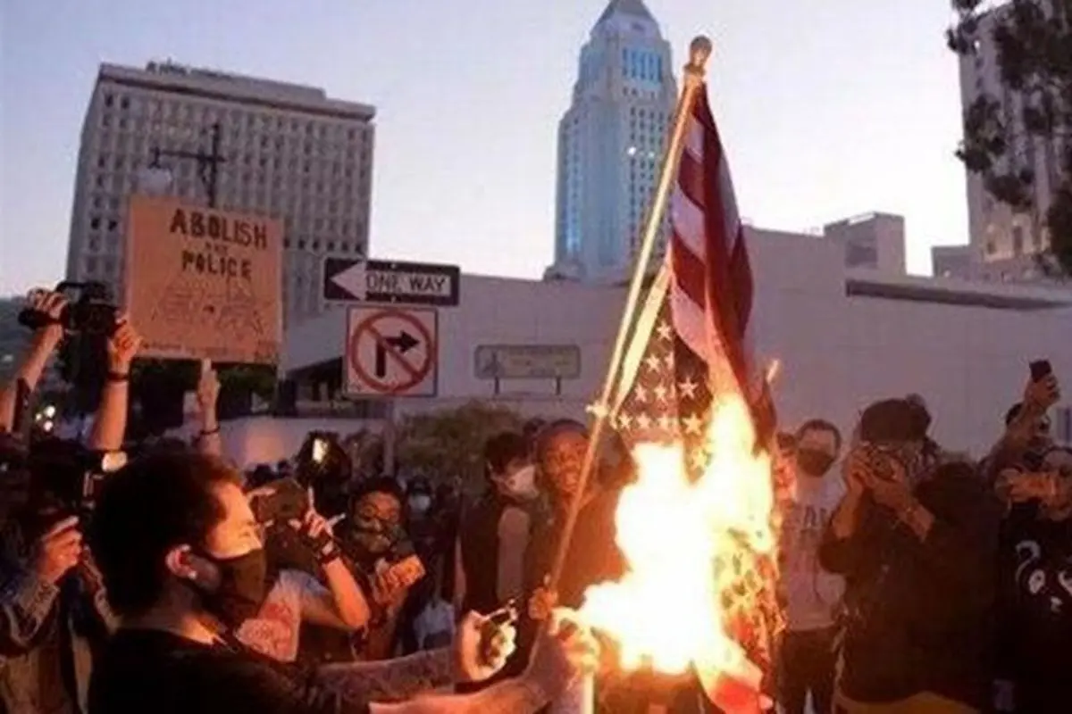 پرچم آمریکا در روز استقلال این کشور به آتش کشیده شد