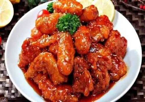 طعمی نوستالژیک در بشقاب شما؛ خوراک مرغ با ادویه‌های ایرانی