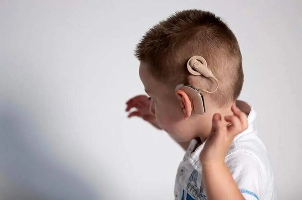 لحظه‌ای احساسی از واکنش کودکی ناشنوا وقتی صدای مادرش را برای اولین‌بار می‌شنود + فیلم