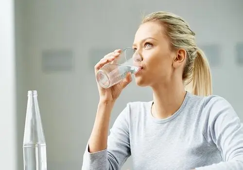 چه خوراکی‌هایی آب بدن را زیاد می‌کنند ؟