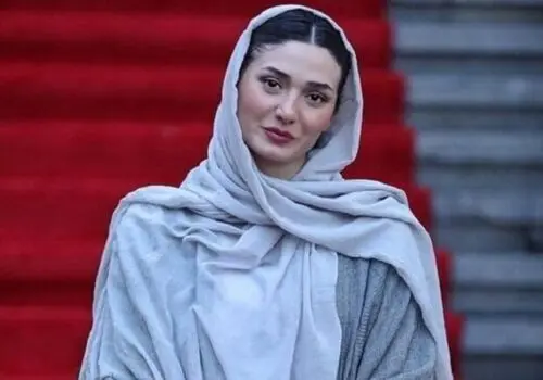 ژست عجیب بازیگر زن مشهور در کنار حیوان‌خانگی‌اش!