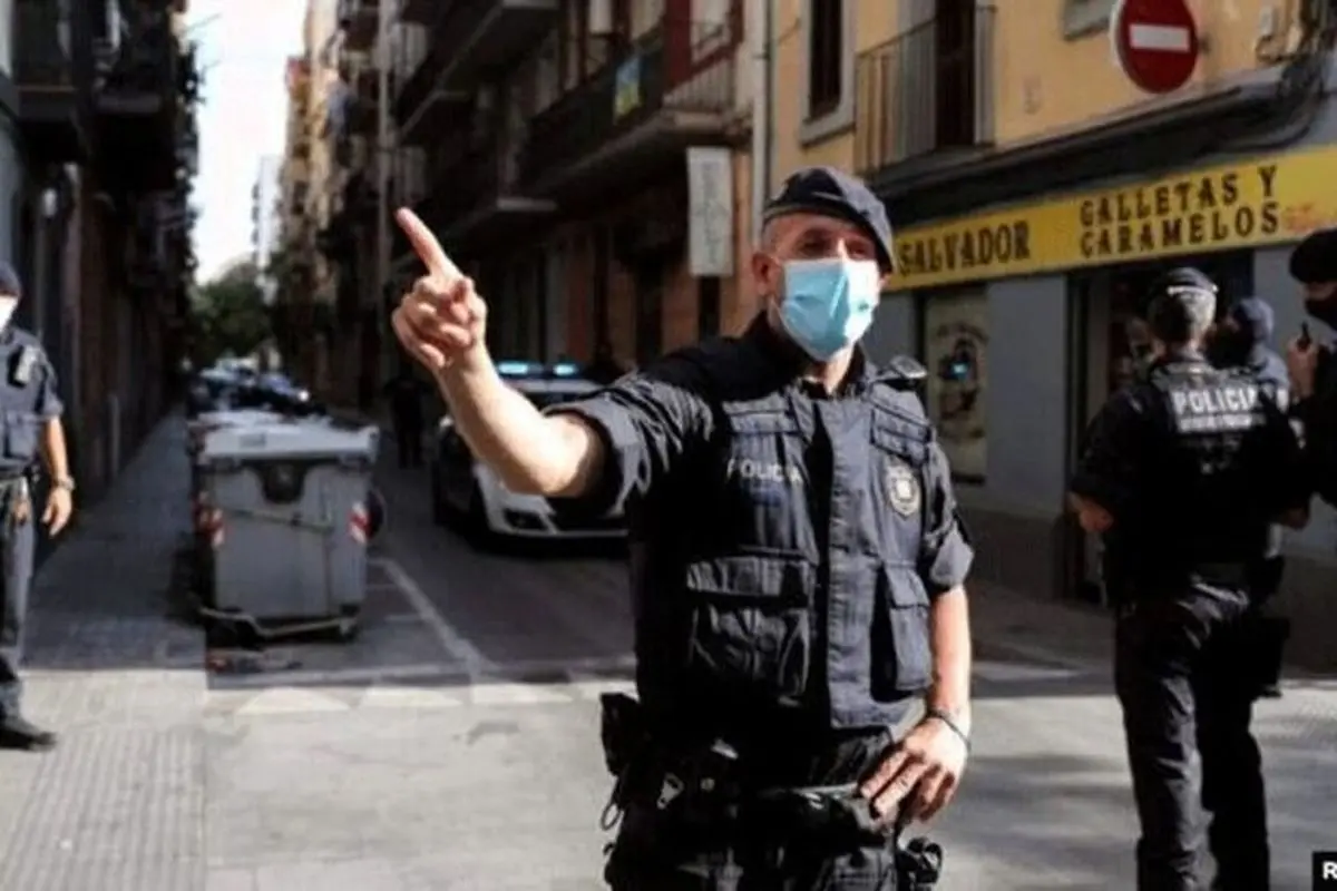 لحظه بی‌هوش شدن پلیس به دلیل گرما در وسط خیابانی در چین+فیلم