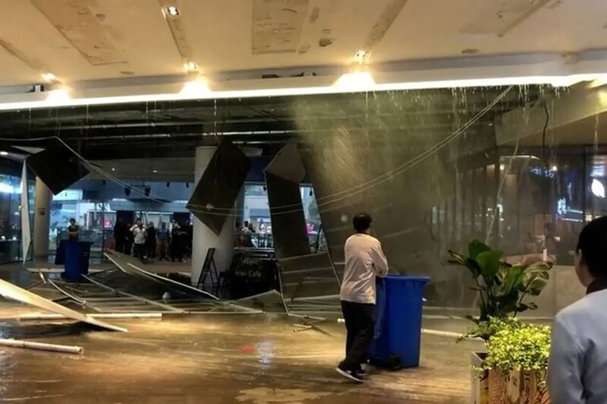 وحشت در مرکز خرید؛ ریزش سقف فروشگاه بر اثر بارش باران + فیلم