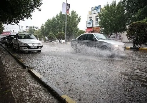 آبگرفتگی معابر و خیابان های آمل در پی بارش شدید باران+ فیلم
